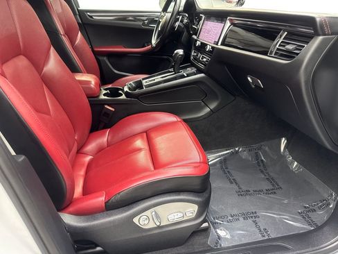 Used 2023 Porsche Macan AWD/4WD image 43