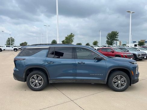 Used 2025 Chevrolet Traverse LT w/ Driver Confidence Package FWD image 6