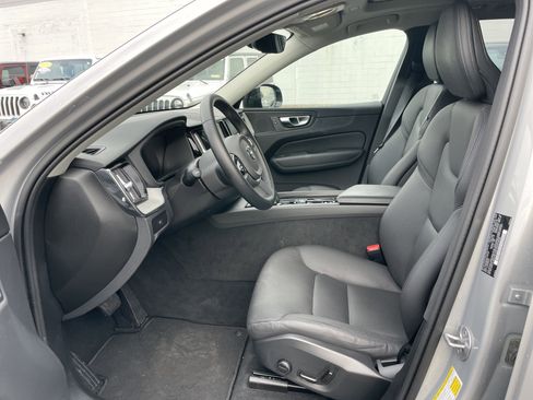 Used 2025 Volvo XC60 B5 Plus image 40