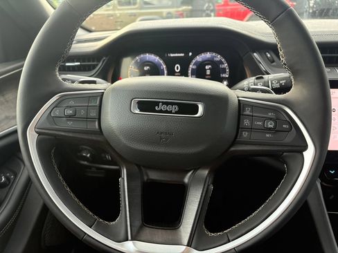 Used 2026 Jeep Grand Cherokee Altitude AWD/4WD image 17