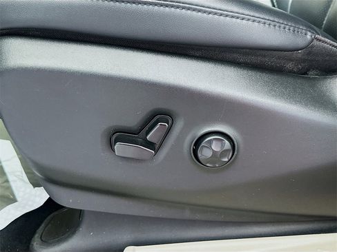 Used 2024 Chrysler Pacifica Select image 19