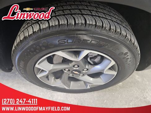 Used 2025 Chevrolet Trax LT FWD image 9