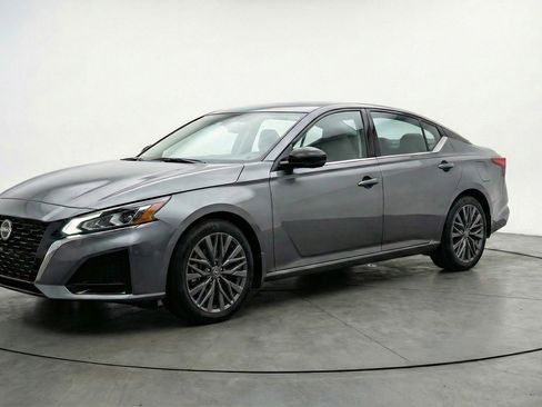 Used 2025 Nissan Altima 2.5 SV image 3