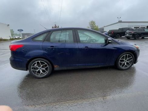Used 2017 Ford Focus SEL w/ Cold Weather Package FWD image 10