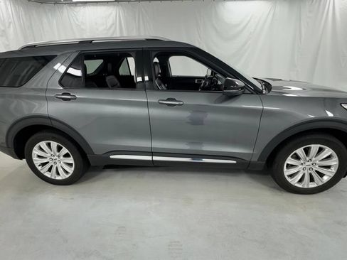 Used 2022 Ford Explorer Limited w/ Equipment Group 301A AWD/4WD image 2