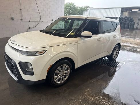 Used 2022 Kia Soul LX FWD image 2