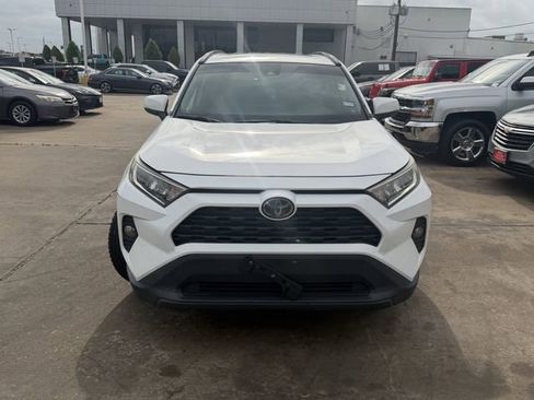 Used 2019 Toyota RAV4 XLE FWD image 2