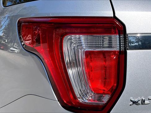 Used 2018 Ford Explorer XLT image 28