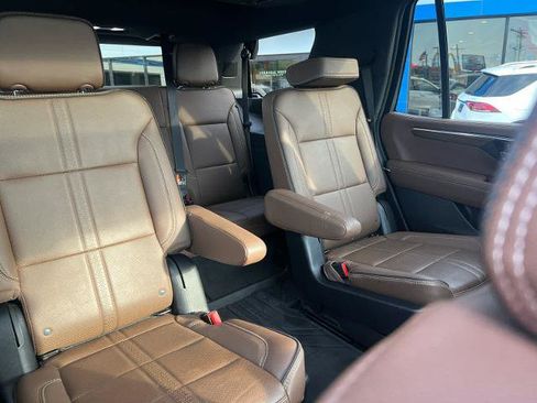 Used 2025 Chevrolet Tahoe High Country AWD/4WD image 16
