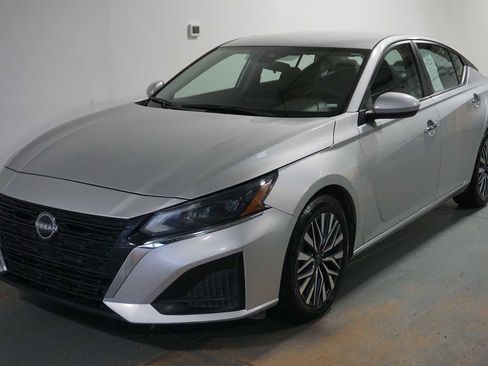 Used 2023 Nissan Altima 2.5 SV image 1