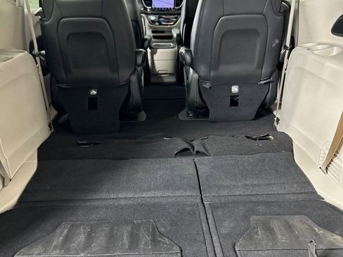 Used 2024 Chrysler Pacifica Select image 19