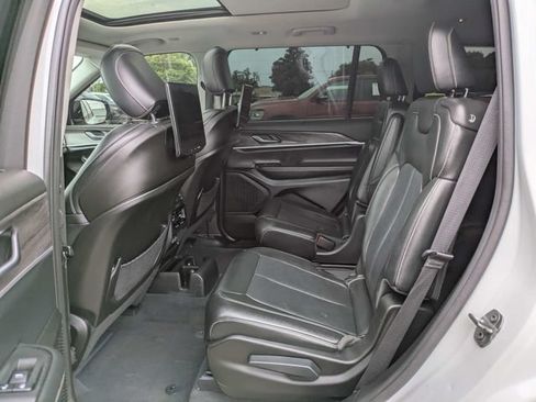 Used 2023 Jeep Grand Cherokee L Limited w/ Luxury Tech Group II AWD/4WD image 16