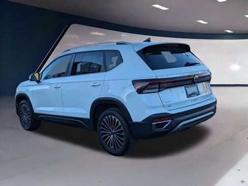 Certified 2025 Volkswagen Taos SE FWD image 5