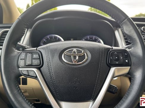 Used 2016 Toyota Highlander XLE AWD/4WD image 30