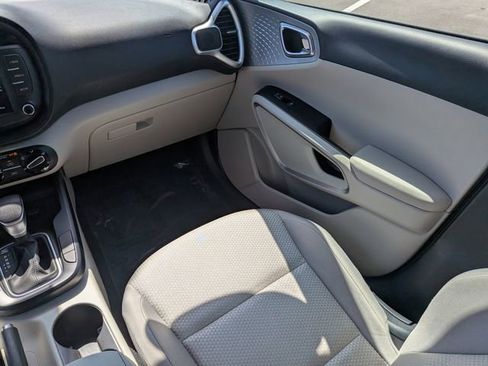 Used 2025 Kia Soul LX w/ LX Technology Package FWD image 15