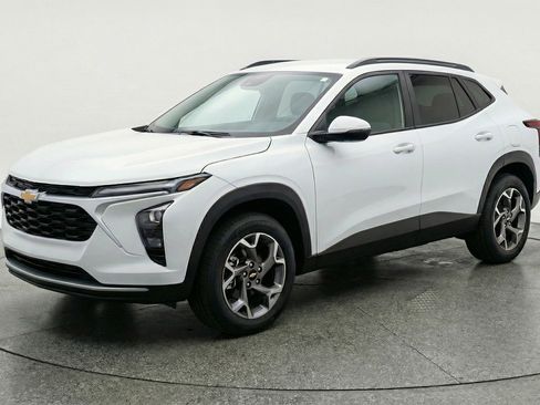 Used 2025 Chevrolet Trax LT w/ LT Convenience Package FWD image 3