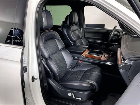 Used 2025 Lincoln Navigator Black Label image 9