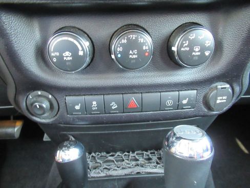 Used 2016 Jeep Wrangler Unlimited Rubicon AWD/4WD image 27