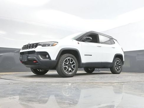 Used 2025 Jeep Compass Trailhawk AWD/4WD image 47