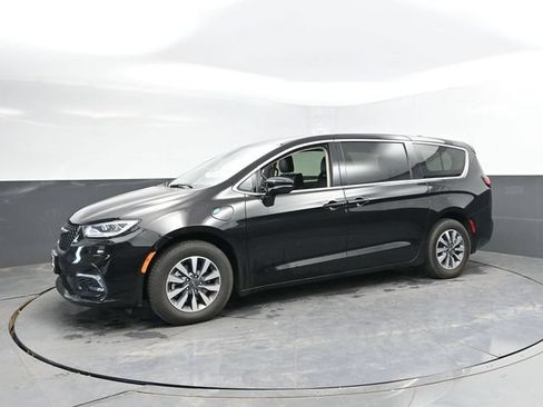 Used 2024 Chrysler Pacifica Limited FWD image 9
