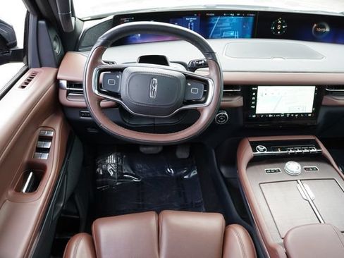 Used 2025 Lincoln Navigator Reserve AWD/4WD image 23