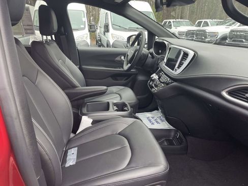 New 2026 Chrysler Pacifica Select image 14