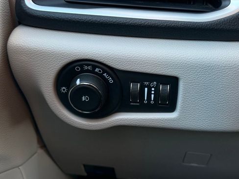 Used 2021 Chrysler Pacifica Touring-L image 17