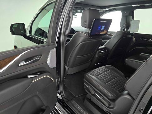Certified 2024 Cadillac Escalade ESV Premium Luxury Platinum AWD/4WD image 17