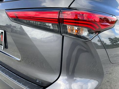 Used 2022 Toyota Highlander LE FWD image 30