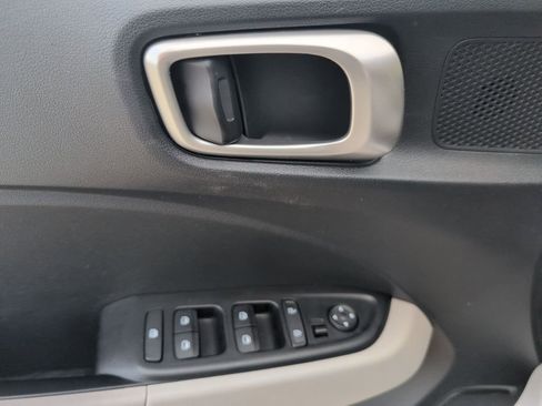 Used 2025 Hyundai Venue SEL FWD image 13