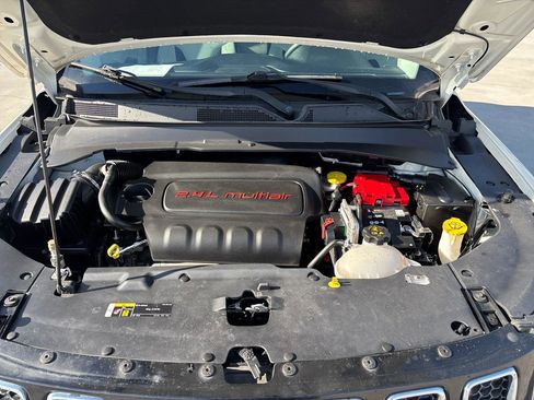 Used 2019 Jeep Compass Latitude image 10