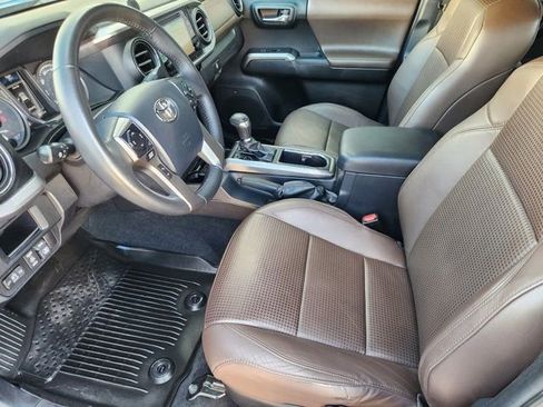 Used 2017 Toyota Tacoma Limited image 4
