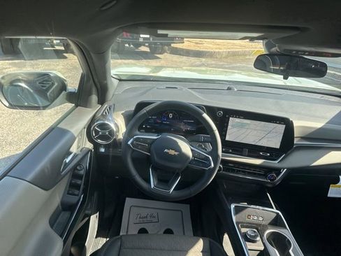 New 2026 Chevrolet Equinox LT w/ Convenience Package II FWD image 27