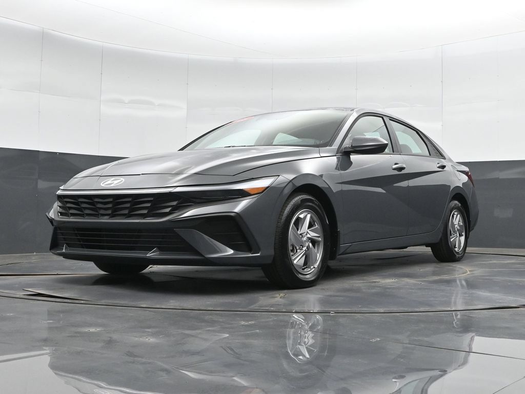 Used 2025 Hyundai Elantra SE FWD image 38