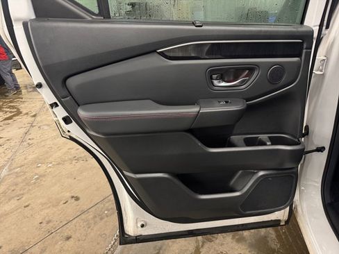 Used 2025 Honda Pilot Black Edition image 26