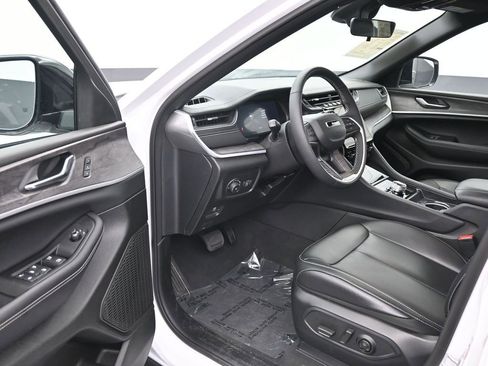 Used 2025 Jeep Grand Cherokee Limited w/ Black Appearance Package image 10