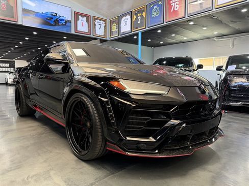 Used 2022 Lamborghini Urus AWD/4WD image 3