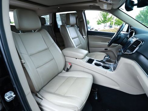 Used 2020 Jeep Grand Cherokee Limited w/ Luxury Group II RWD image 29