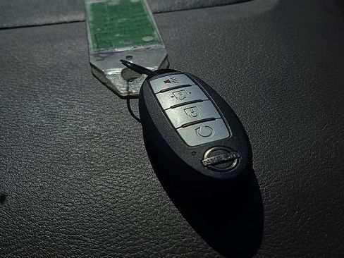 Used 2022 Nissan Rogue SV FWD image 16