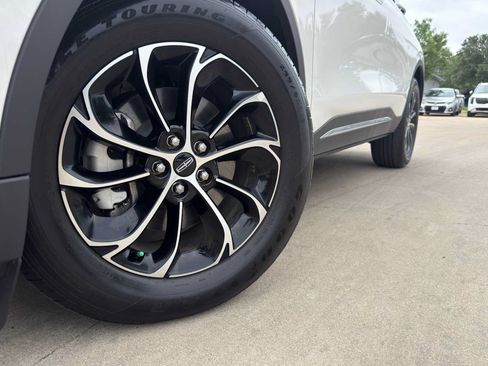 Used 2025 Lincoln Nautilus Premier AWD/4WD image 4