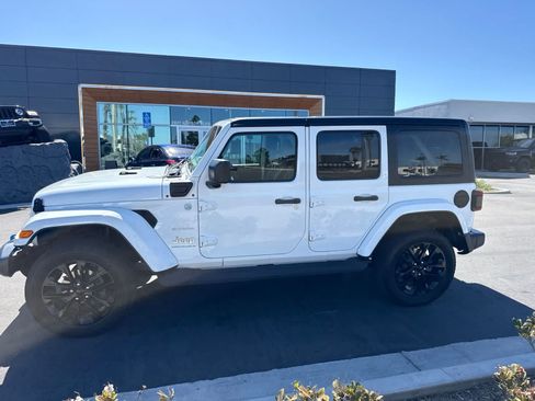 Used 2023 Jeep Wrangler Unlimited Sahara AWD/4WD image 19