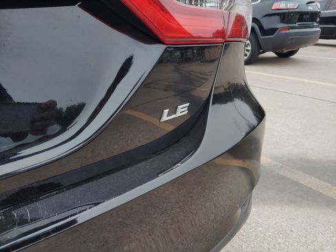 Used 2020 Toyota Camry LE image 10