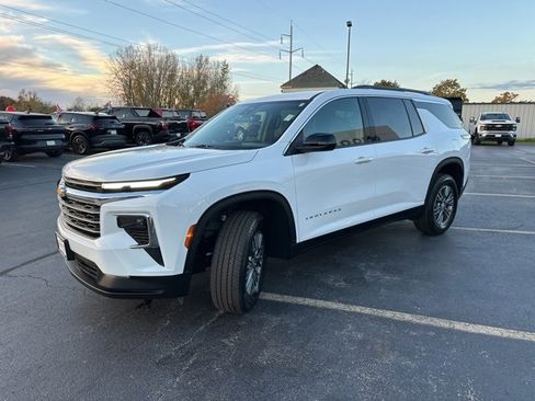 Used 2025 Chevrolet Traverse LT image 7