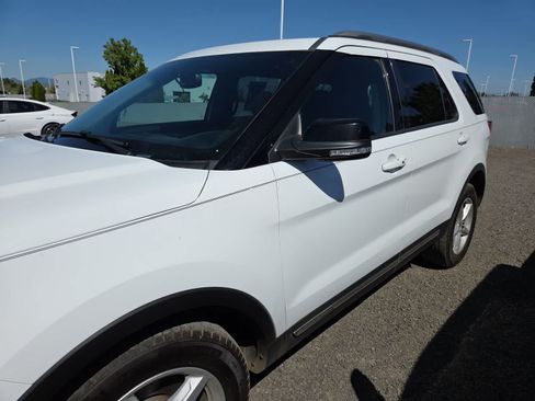 Used 2018 Ford Explorer XLT w/ Equipment Group 202A FWD image 2