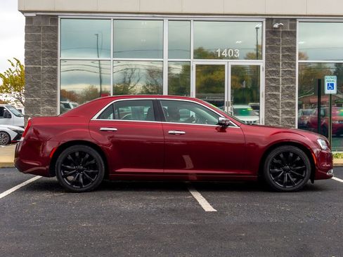 Used 2018 Chrysler 300 Touring L image 4
