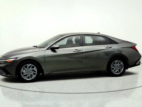 Used 2024 Hyundai Elantra SEL FWD image 8