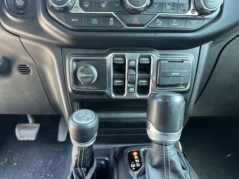 Used 2021 Jeep Wrangler Unlimited Sahara w/ Cold Weather Group AWD/4WD image 17