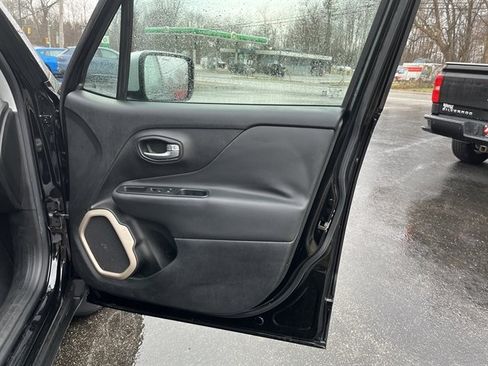 Used 2015 Jeep Renegade Limited image 34