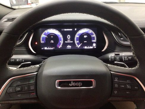Used 2025 Jeep Grand Cherokee Limited AWD/4WD image 11