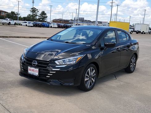 Used 2025 Nissan Versa SV FWD image 9